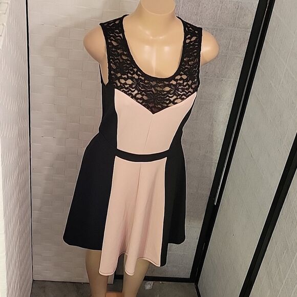 ENFOCUS STUDIO SLEEVELESS COLORBLOCK ROUND NECK LACE DESIGN DRESS - Picture 10 of 13